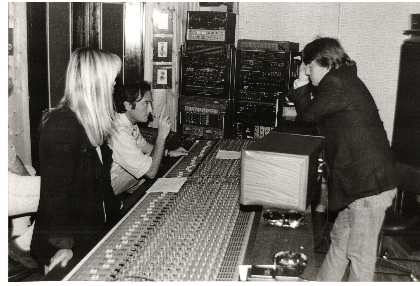 Sessione nella control room del Blue Record Studio con console AMEK Angela
